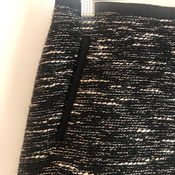 Talbots black and white boucle wool blend pencil skirt, above the knee size 2p. - Picture 2 of 6